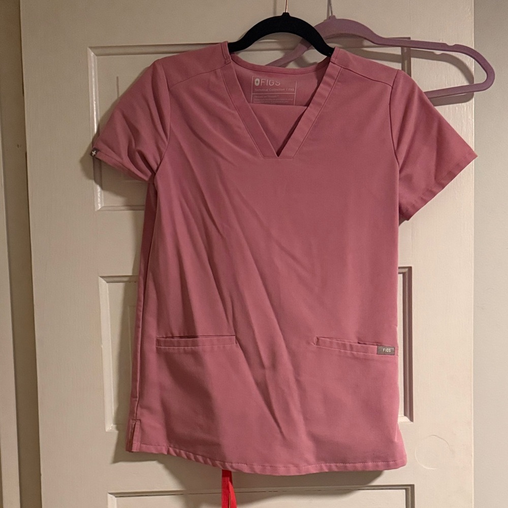 FIGS Casma Scrub Top in Chalk Pink